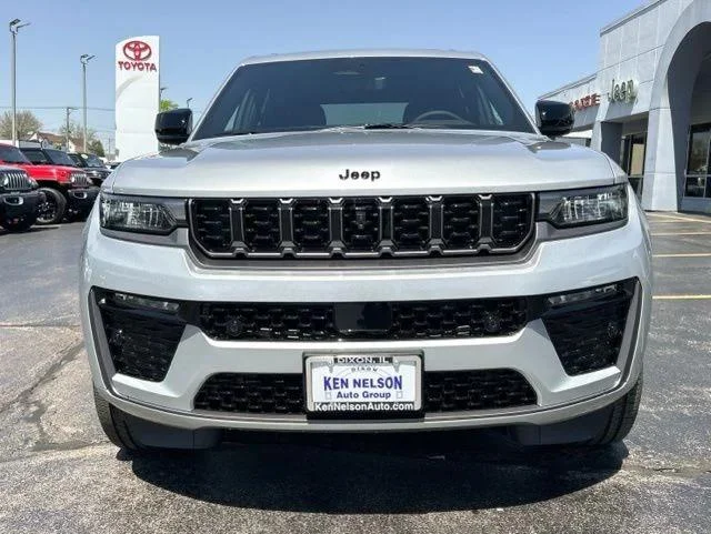 New 2026 Silver Zynith Exterior Paint Jeep Limited image 2
