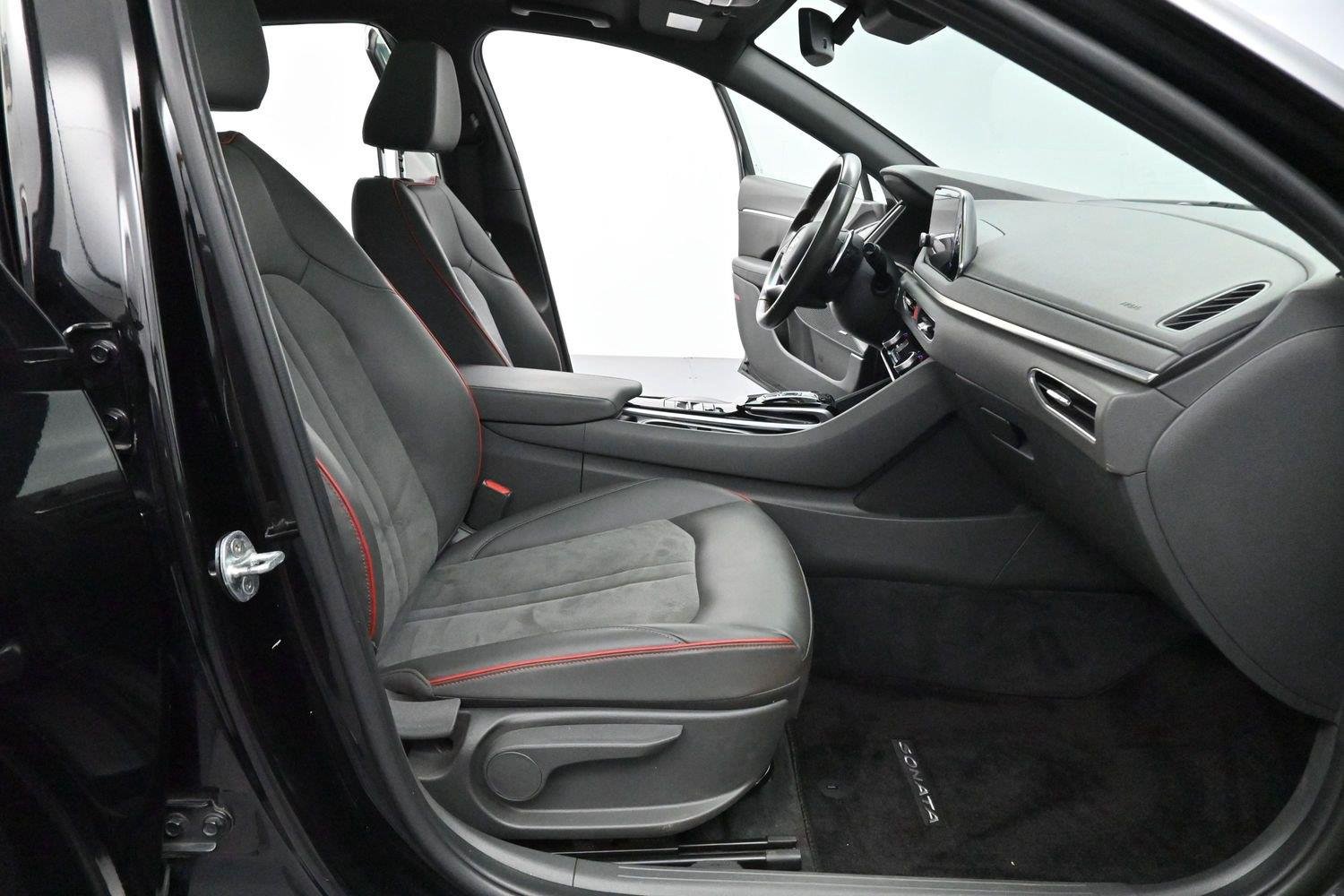 Used 2022 Phantom Black Hyundai SEL Plus image 31