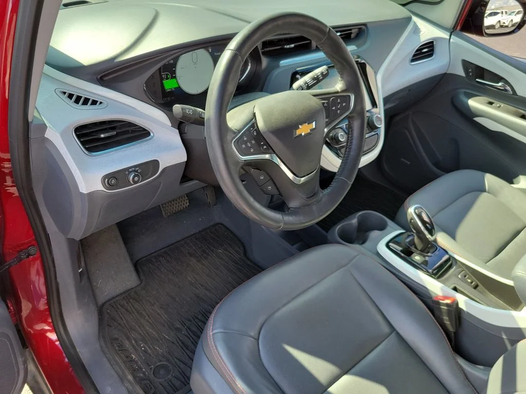 Certified Used 2017 Includes (TUS) Black grille. Chevrolet Premier image 10