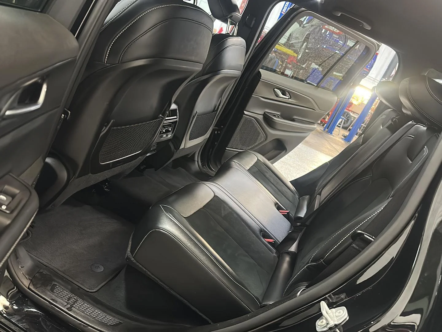 Used 2025 Diamond Black Crystal Pearlcoat Jeep Altitude image 31