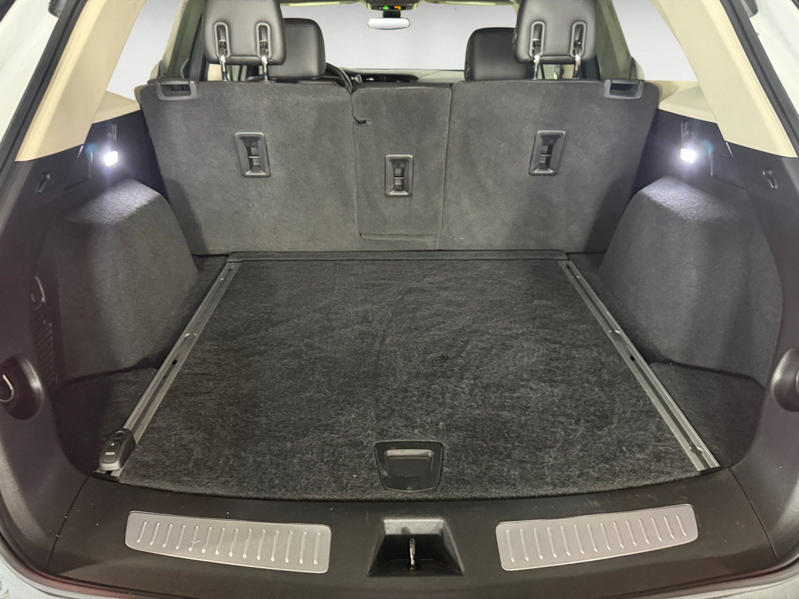Used 2019 Crystal White Tricoat Cadillac Premium Luxury FWD image 19