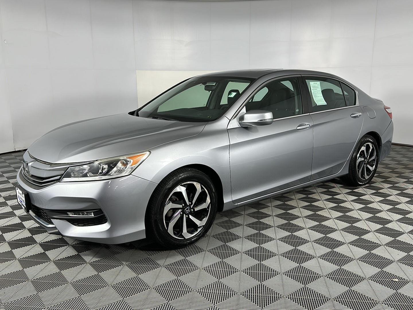 Used 2017 Lunar Silver Metallic Honda EX image 4