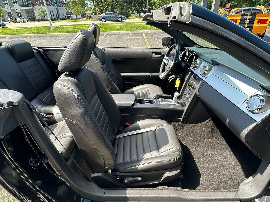 Used 2005 Black Ford  image 60