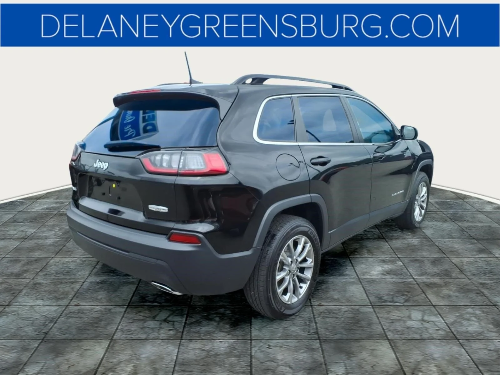 Used 2022 Diamond Black Crystal Pearlcoat Jeep Latitude Lux image 3