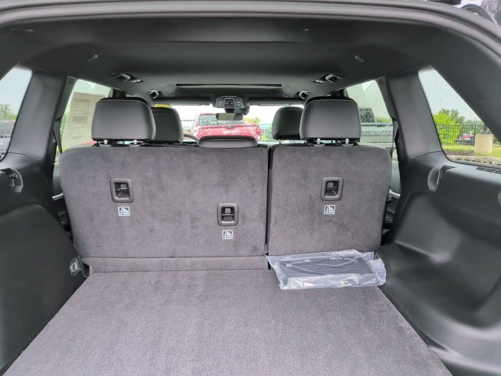 New 2026 Bright White Clear-Coat Exterior Paint Jeep Laredo image 11