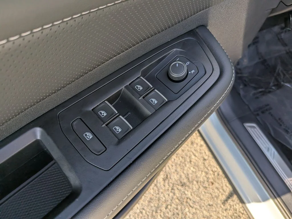New 2026 White/off-white Volkswagen SE w/Technology image 15