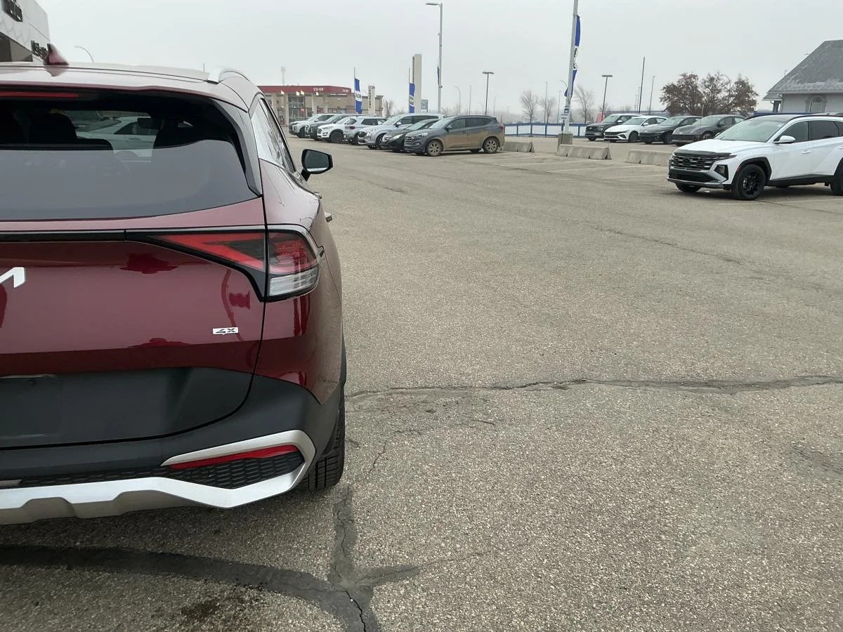 Used 2023  Kia LX image 36