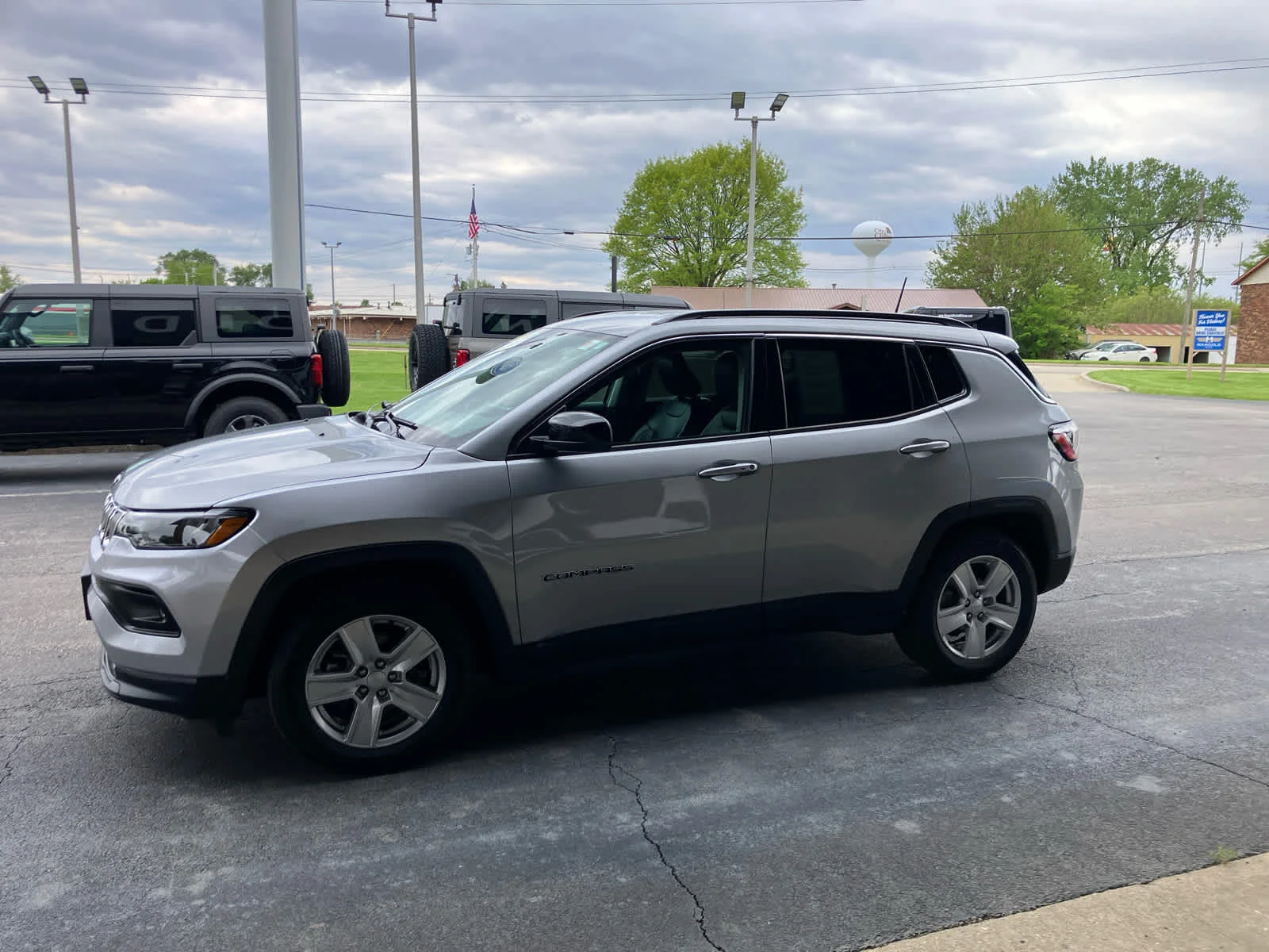 Used 2022 Billet Silver Clearcoat Metallic Jeep Latitude image 7