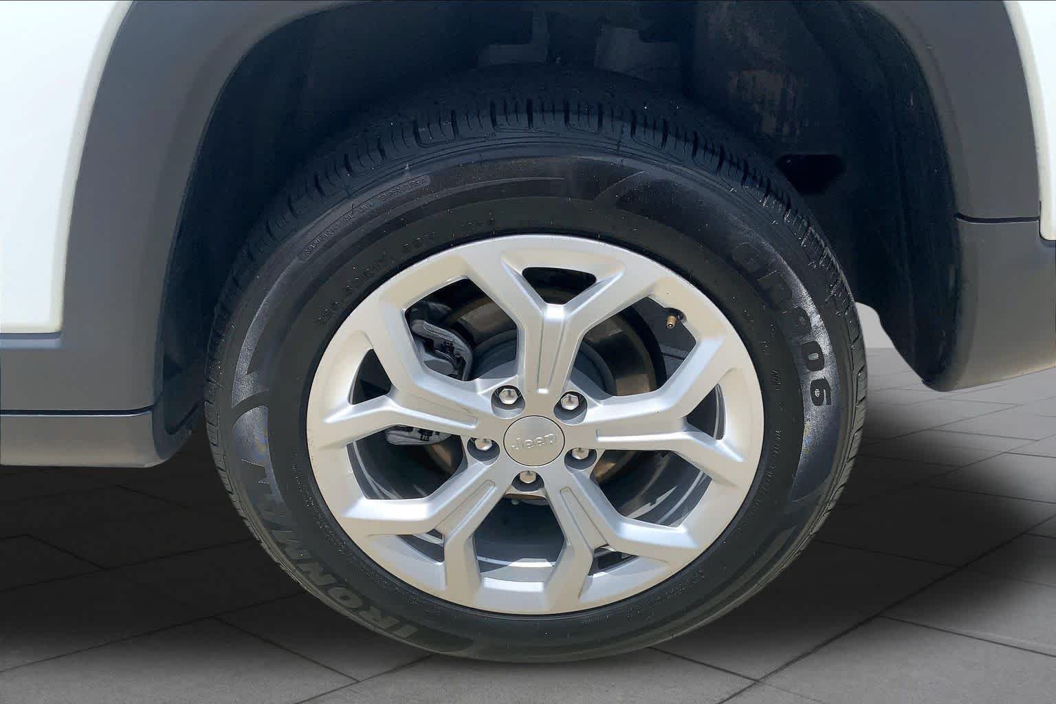 Used 2024 Bright White Clearcoat Jeep Latitude image 11