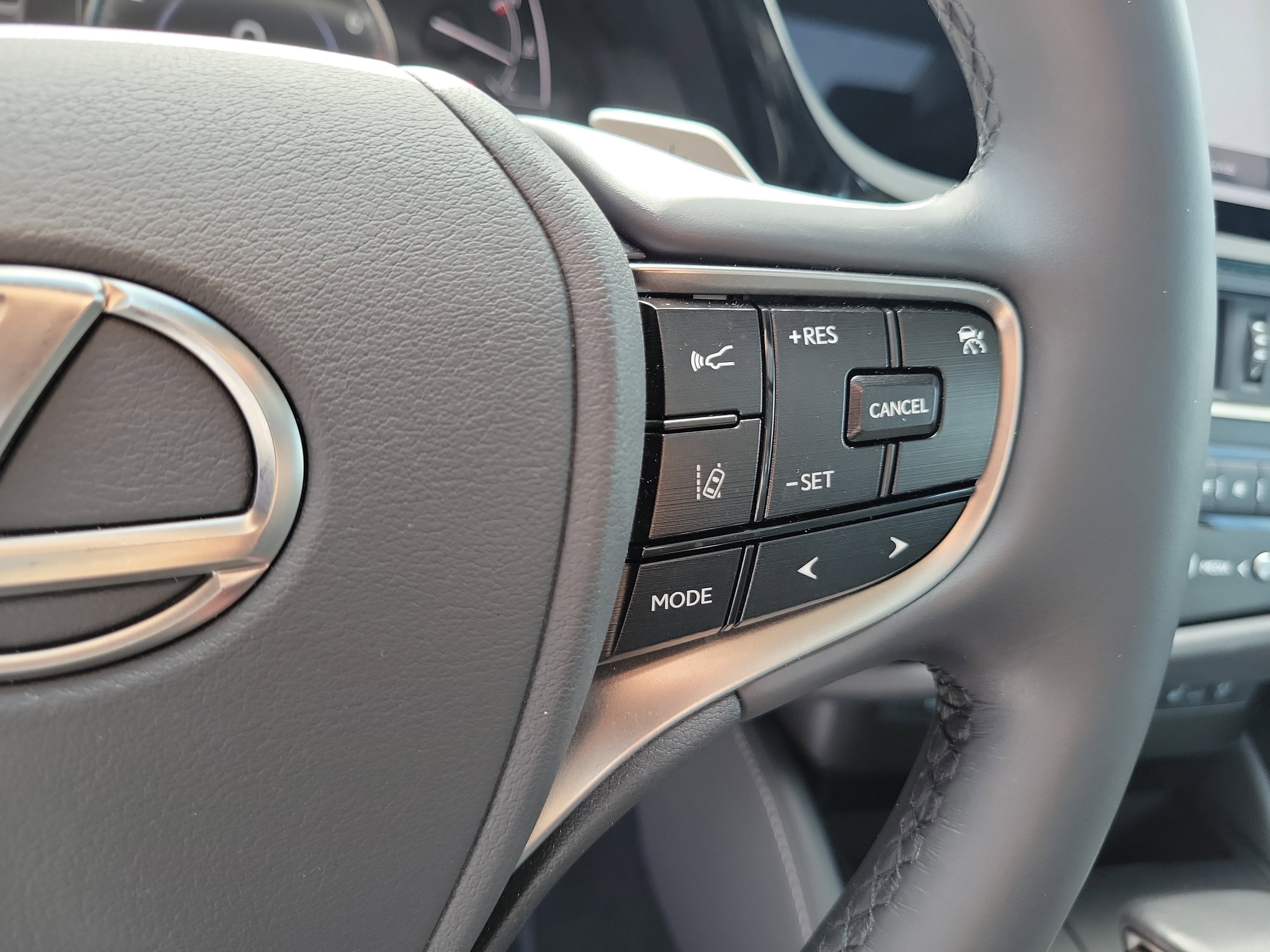 2025 Lexus ES 350 - Photo 29