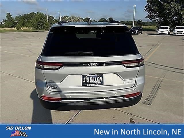 New 2026 Silver Zynith Jeep Laredo image 4