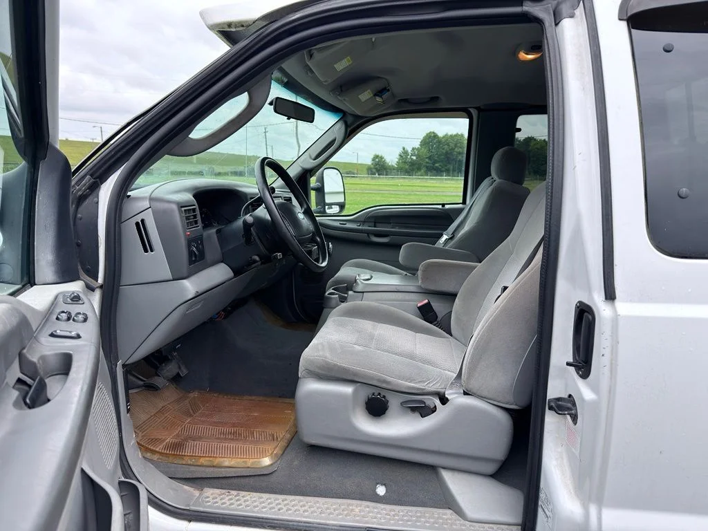 Used 2004 White Ford XL image 2