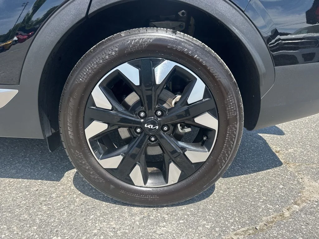Used 2023 Black Kia X-Line image 31
