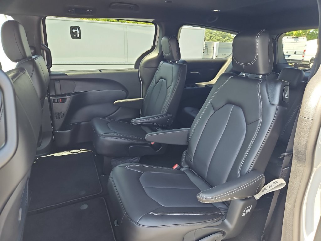 2026 Chrysler Pacifica Select - Photo 23
