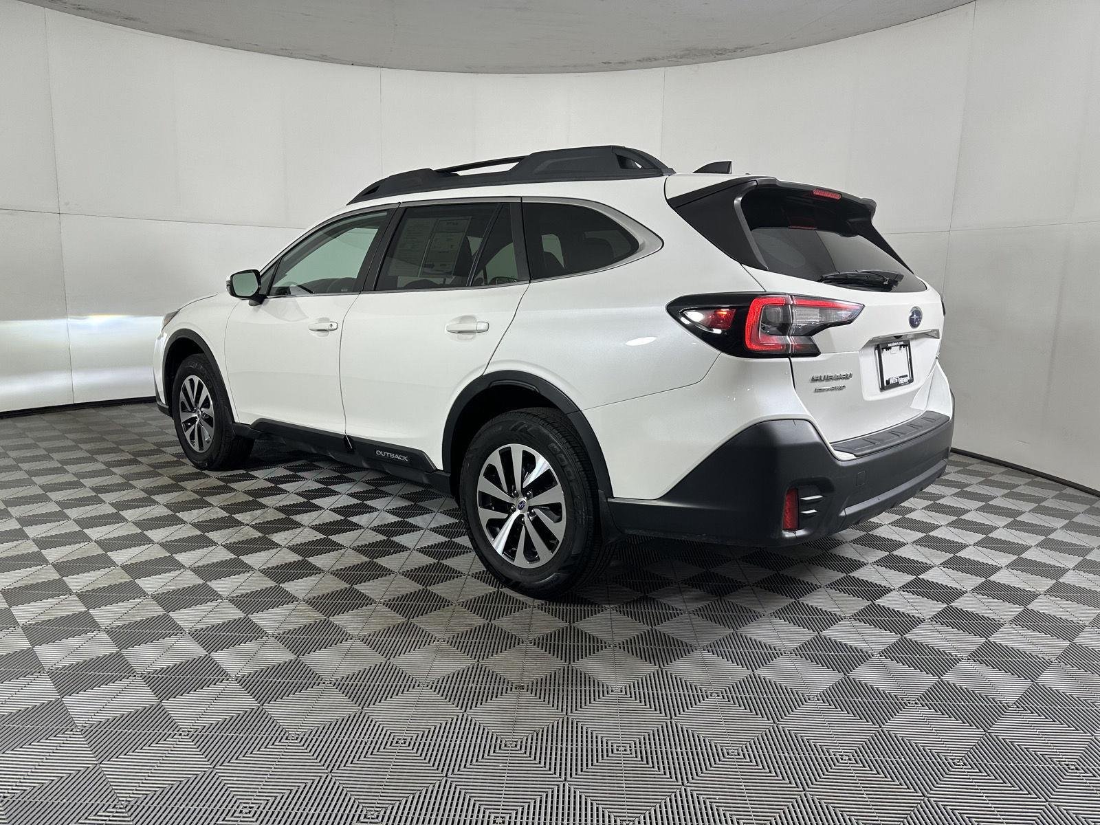 Used 2021  Subaru  image 16
