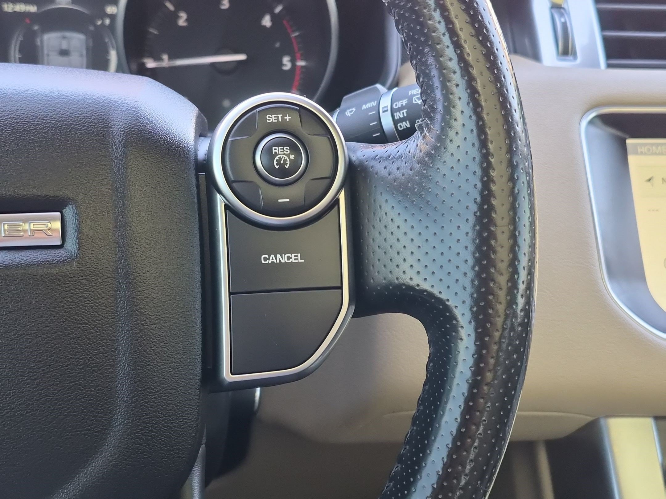 Used 2017  Land Rover SE image 18