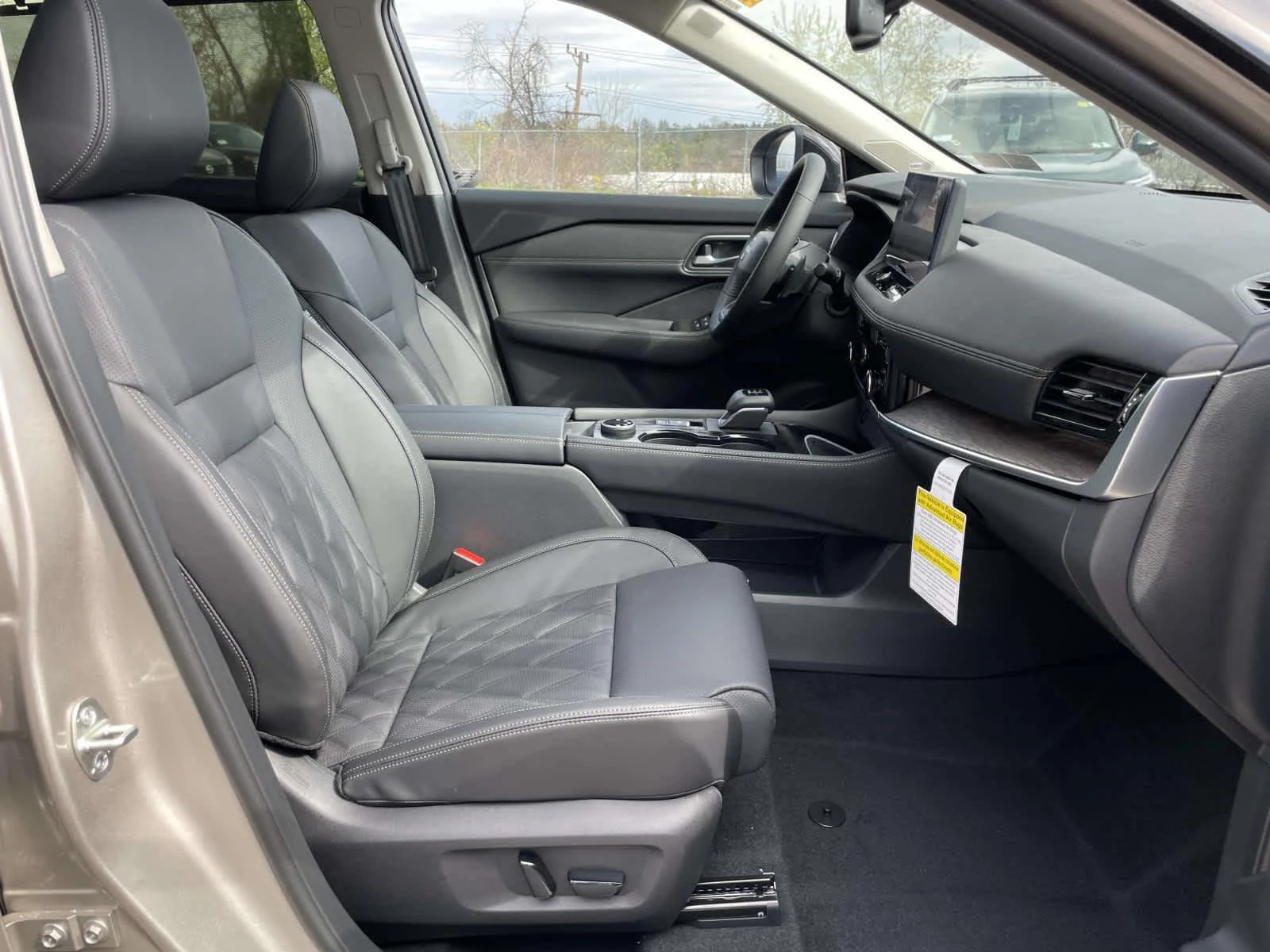 New 2026 Champagne Silver Metallic/Super Black Nissan Platinum image 21