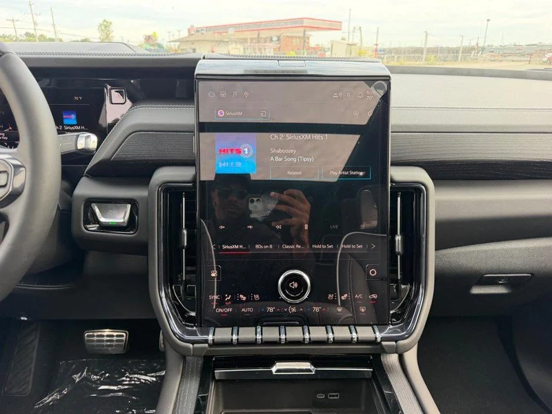2026 GMC Yukon AT4 Ultimate - Photo 18