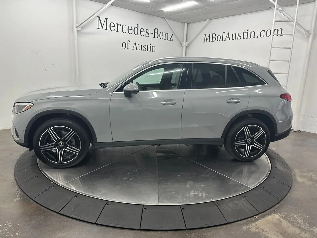 New 2027 White Mercedes-Benz GLC 300 image 4