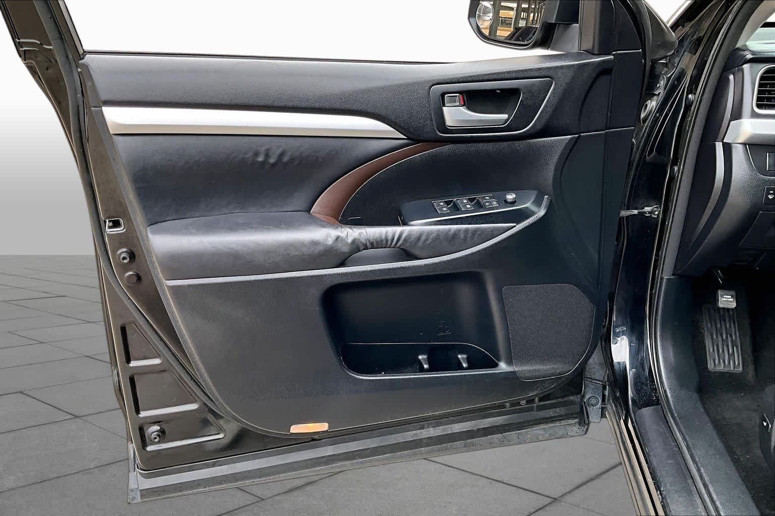Used 2015 Attitude Black Metallic Toyota XLE image 26
