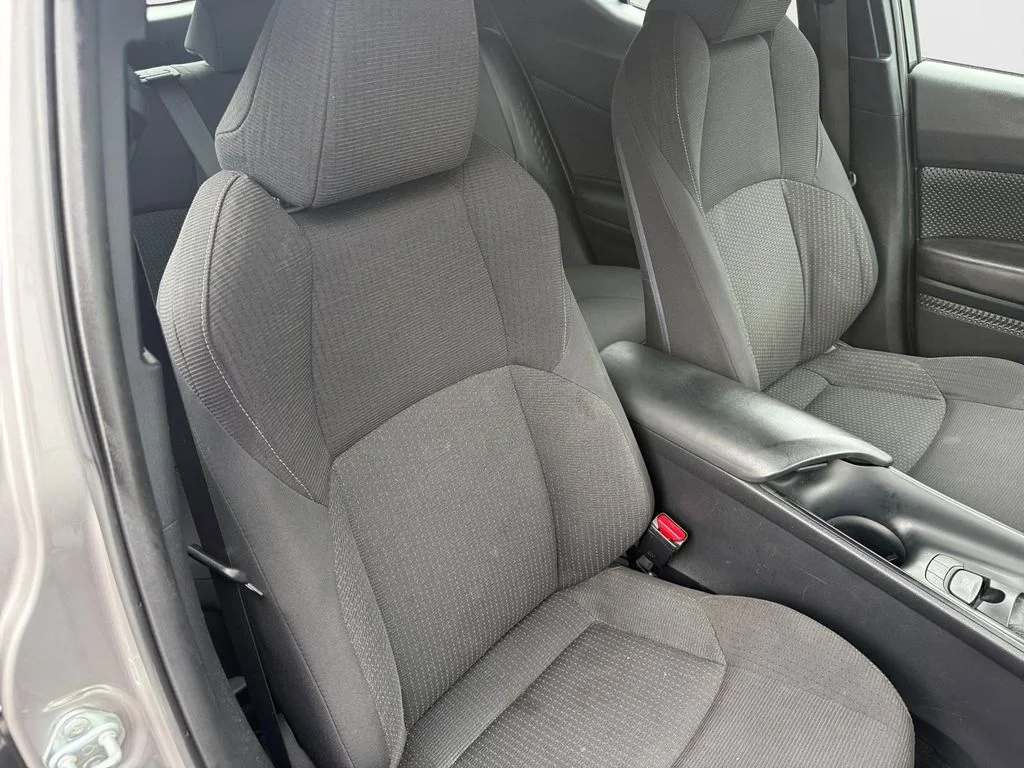 Used 2018 Silver Toyota XLE Premium image 24