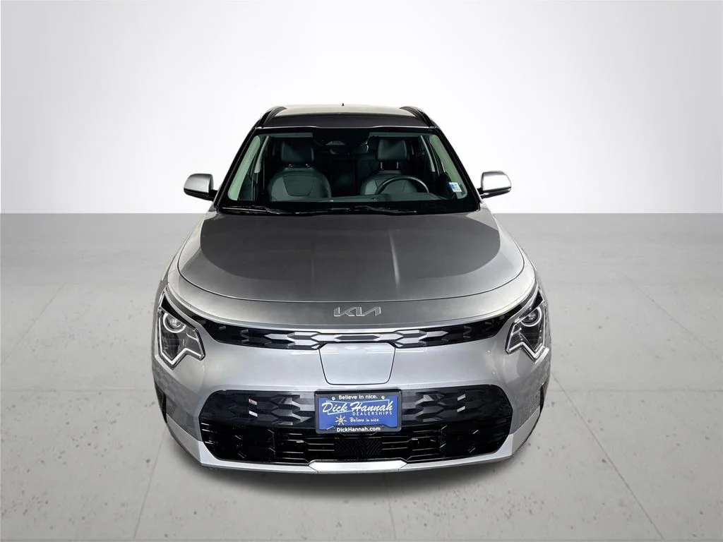 Used 2023 Gray Kia Wind image 3
