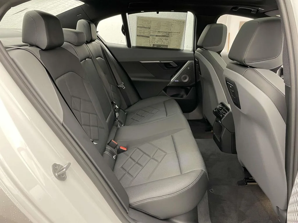 2026 BMW 5 Series 550e - Photo 18