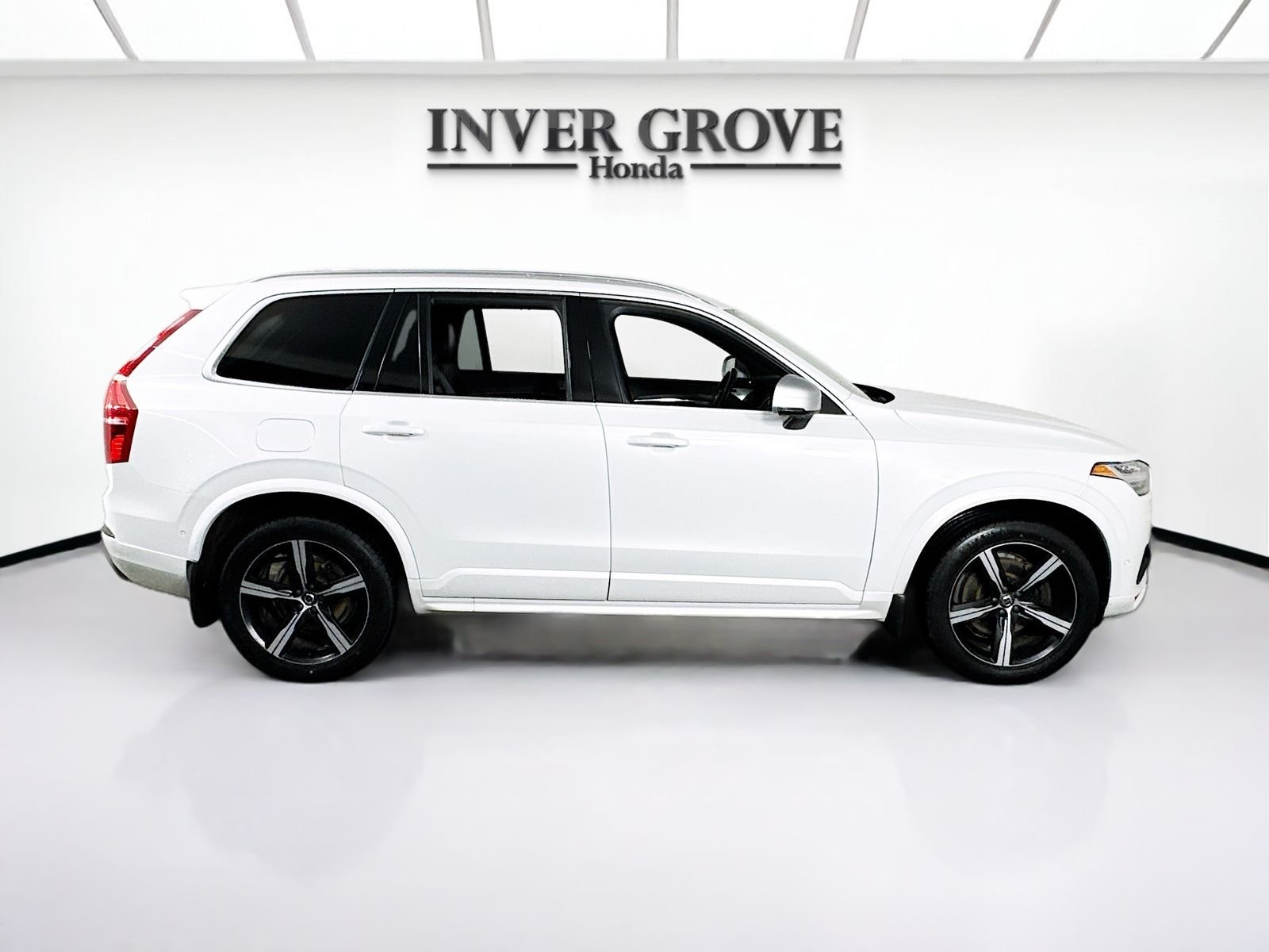 Used 2019 Crystal White Pearl Volvo T6 R-Design image 4