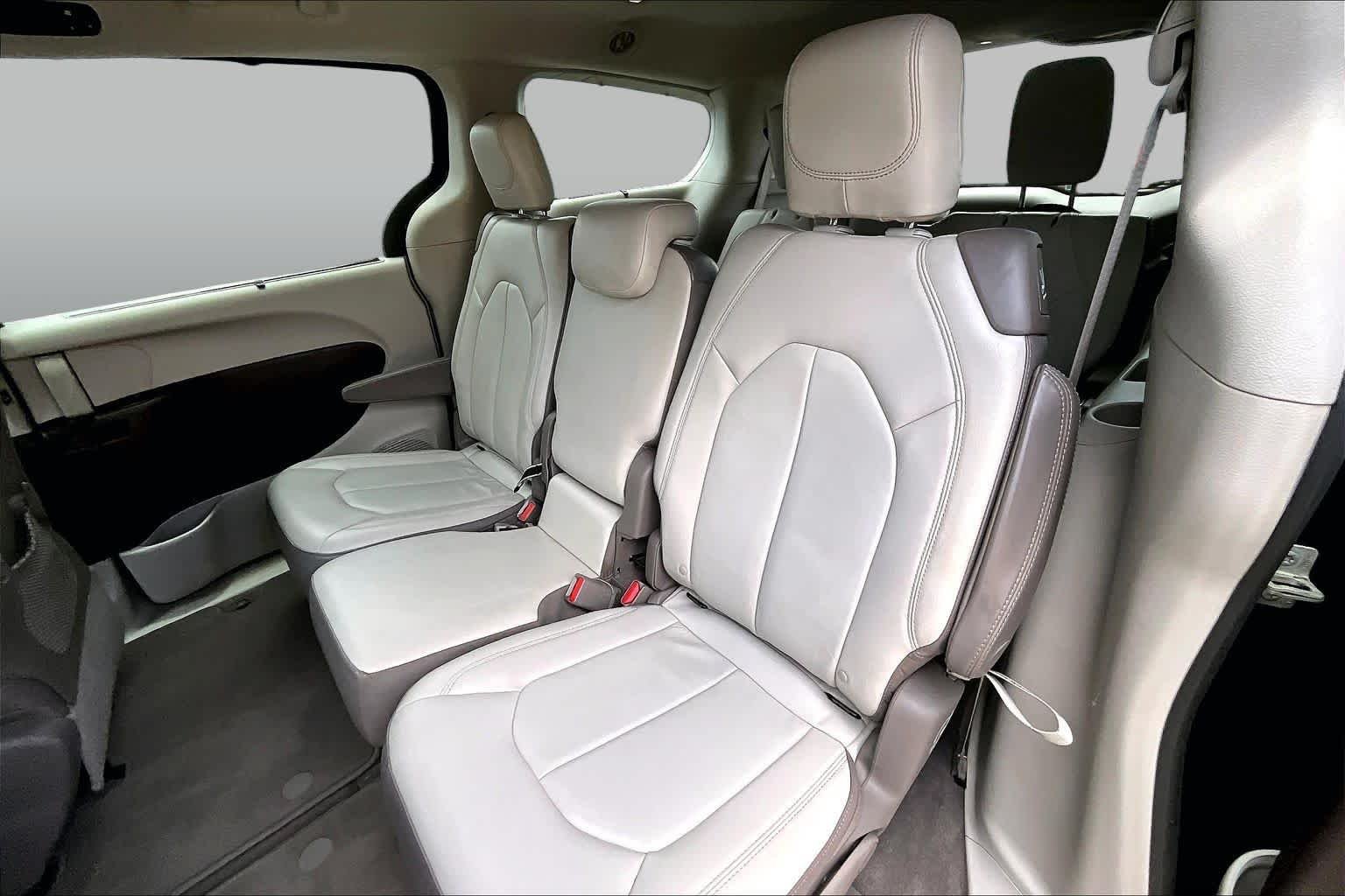 Used 2017 Dark Cordovan Pearlcoat Chrysler Touring-L image 21