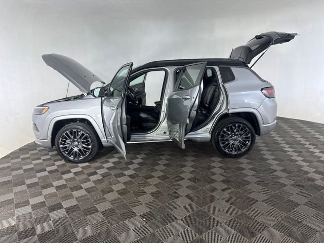 Used 2022 Silver Jeep Limited image 9