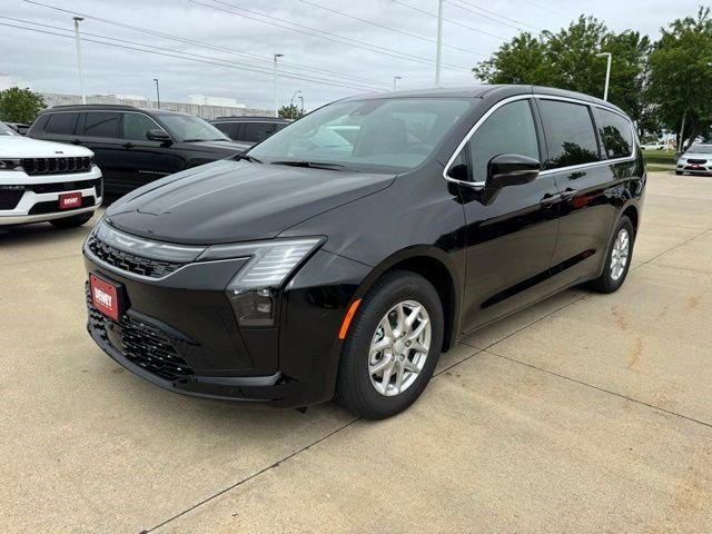 New 2027 Diamond Black Crystal Pearl-Coat Exterior Paint Chrysler Select image 3