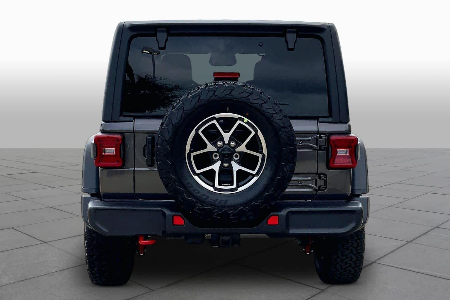 New 2026 Granite Crystal Metallic Clear-Coat Exterior Paint Jeep Rubicon image 4