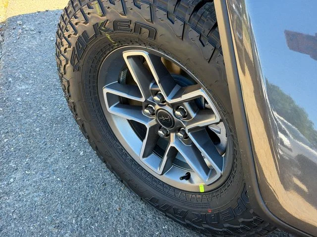 New 2026 Granite Crystal Metallic Clear-Coat Exterior Paint Jeep Mojave X image 13