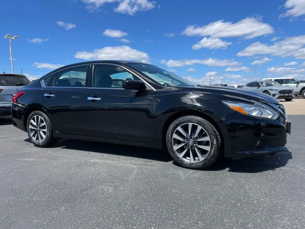 Used 2017 Nissan Altima SV with VIN 1N4AL3AP4HC265447 for sale in Beaver Dam, WI