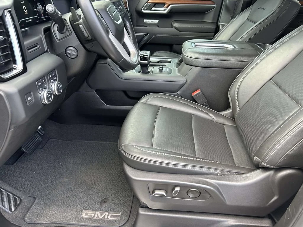 Used 2022 White Frost Tricoat GMC Denali image 17