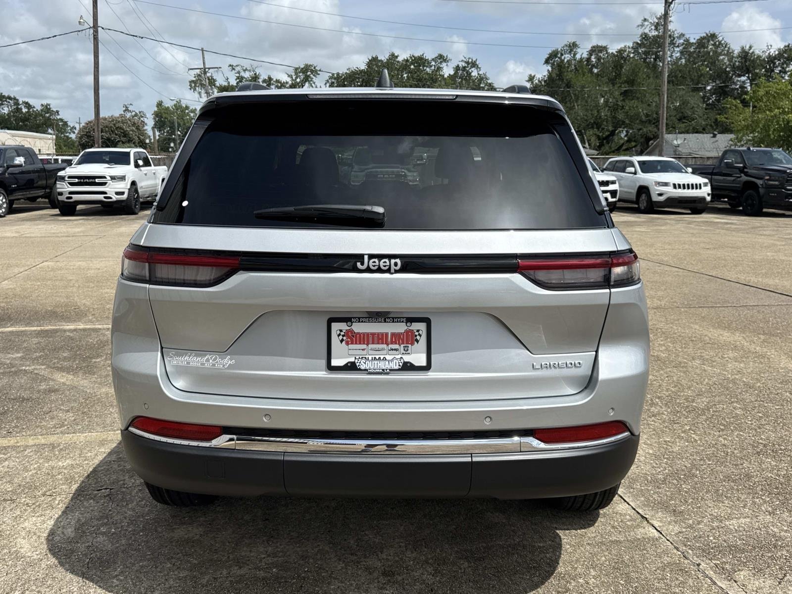 New 2026 Silver Zynith Exterior Paint Jeep Laredo X image 5