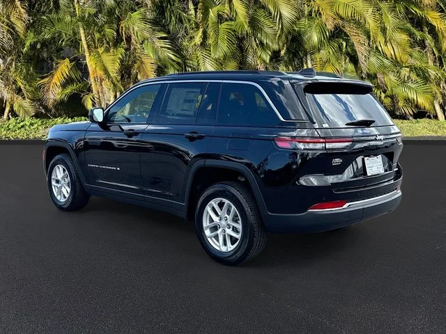 New 2026 Diamond Black Crystal Pearl-Coat Exterior Paint Jeep Laredo X image 3
