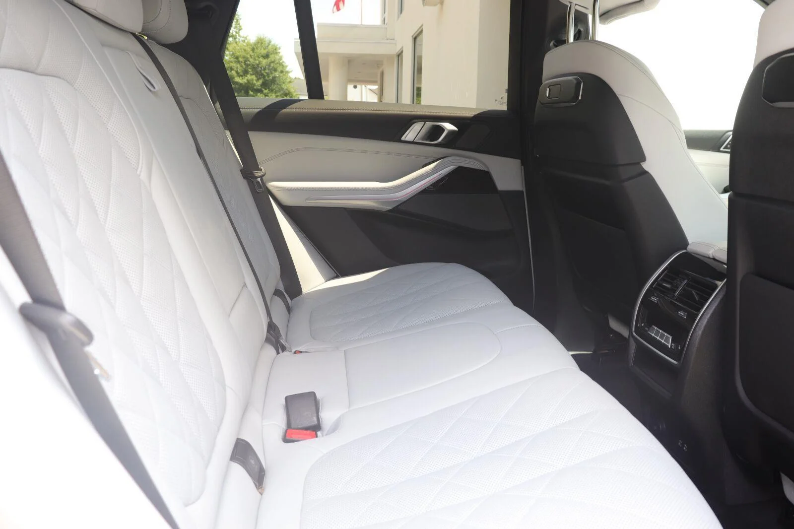 Used 2024 Alpine White BMW xDrive50e image 23