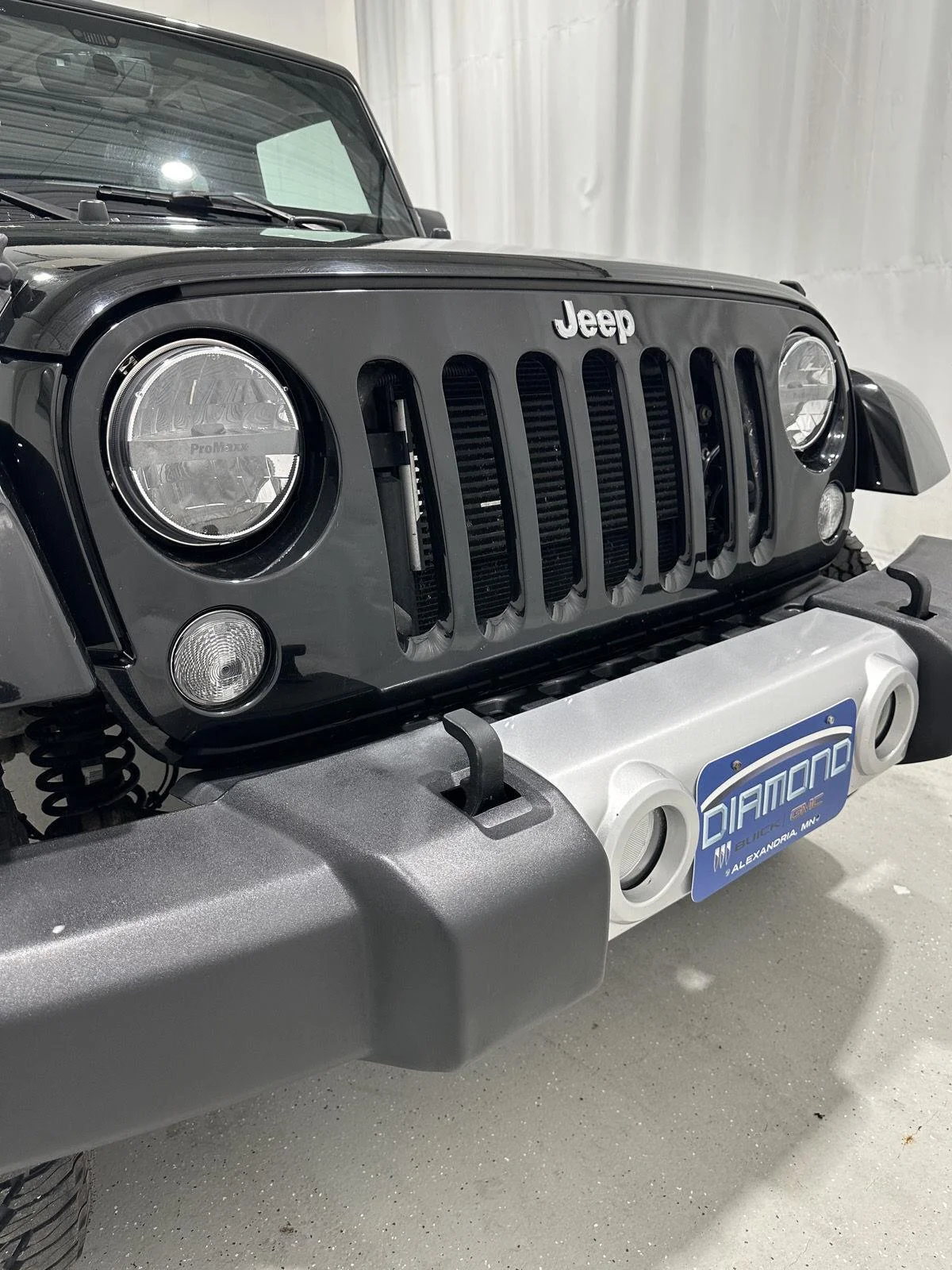 Used 2015 Black Jeep Sahara image 24