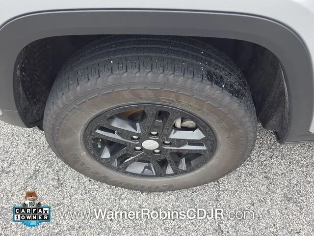 Used 2024 Silver Jeep Laredo image 19