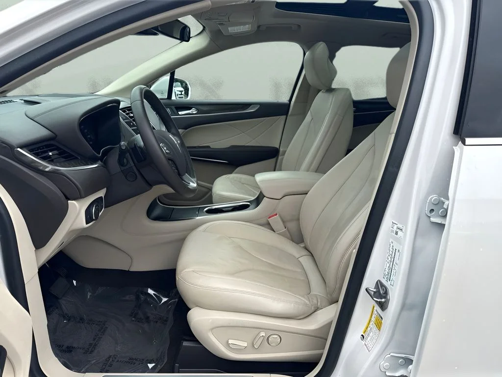 Used 2019 White Lincoln Reserve image 5
