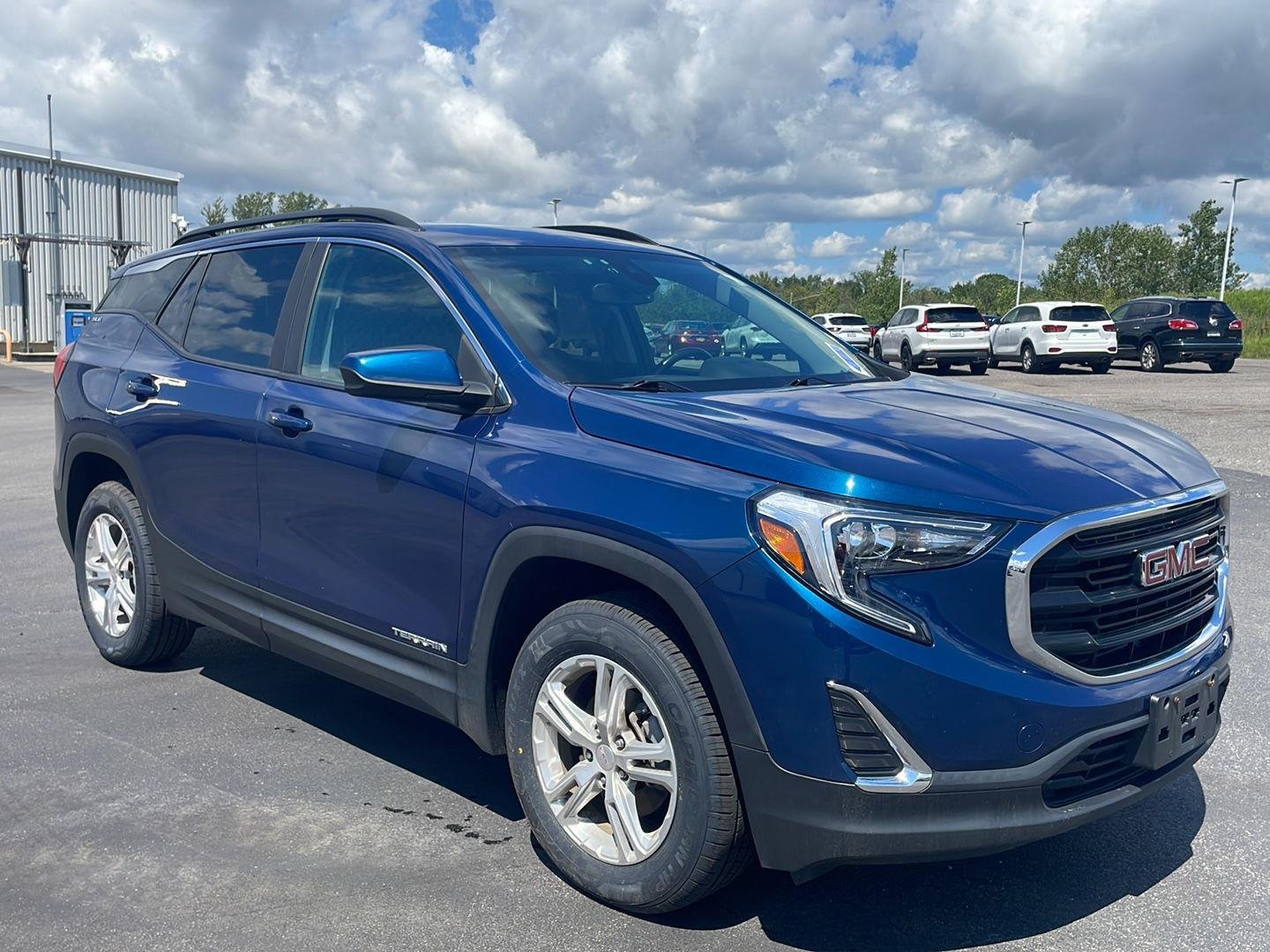 Used 2021 Blue Emerald Metallic GMC SLE image 7