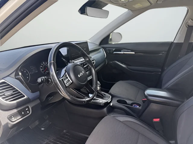 Used 2022 White Kia S image 10