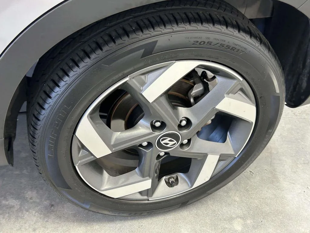 Used 2025 Silver Hyundai SEL image 9