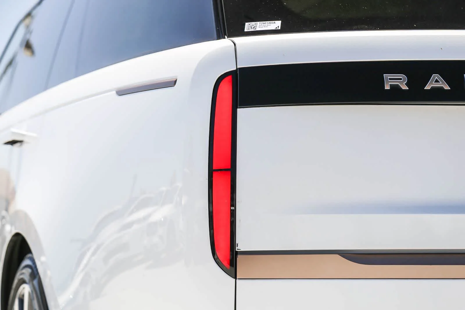 Used 2023 White Land Rover SV image 7