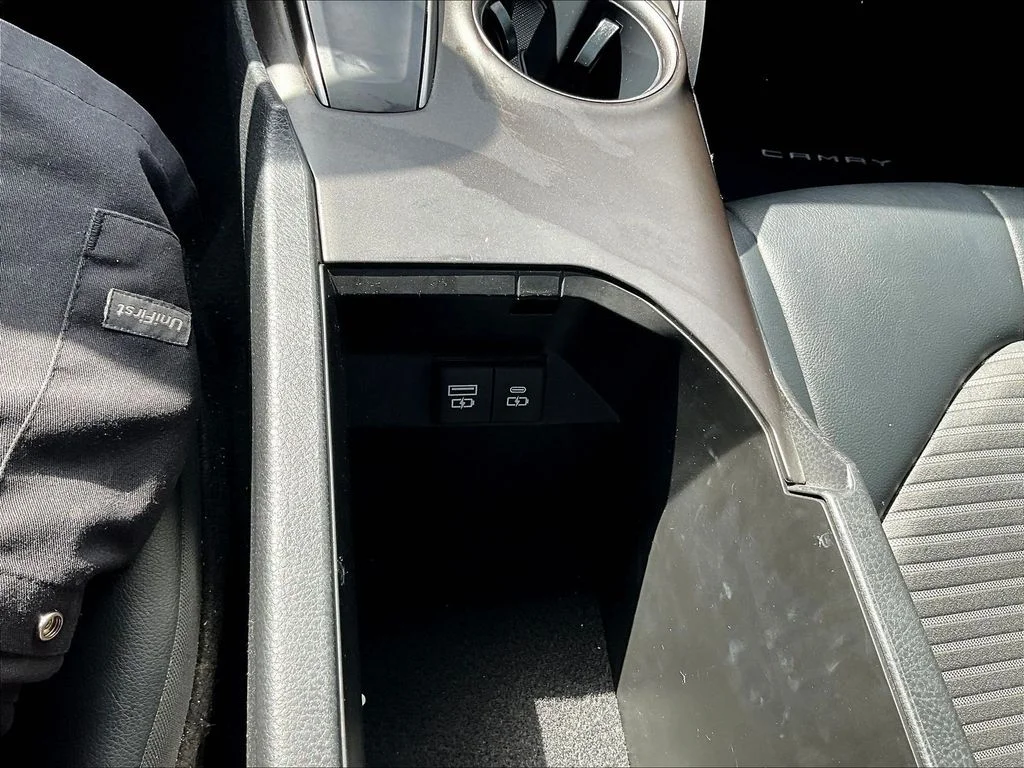 Used 2022 White Toyota SE Nightshade image 18