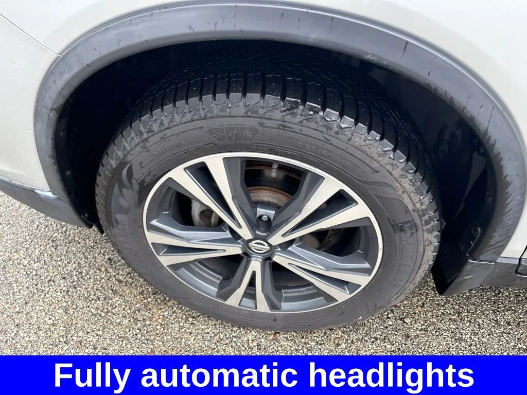 Used 2017 Silver Nissan SL image 12