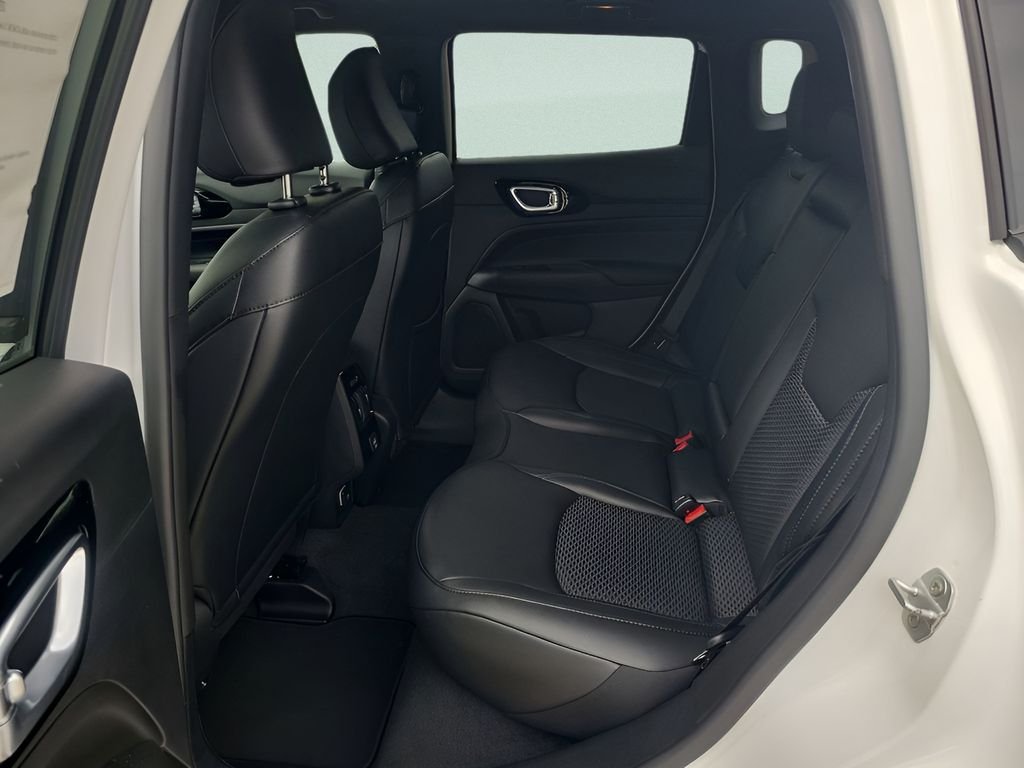 New 2026 Bright White Clear-Coat Exterior Paint Jeep Latitude image 23