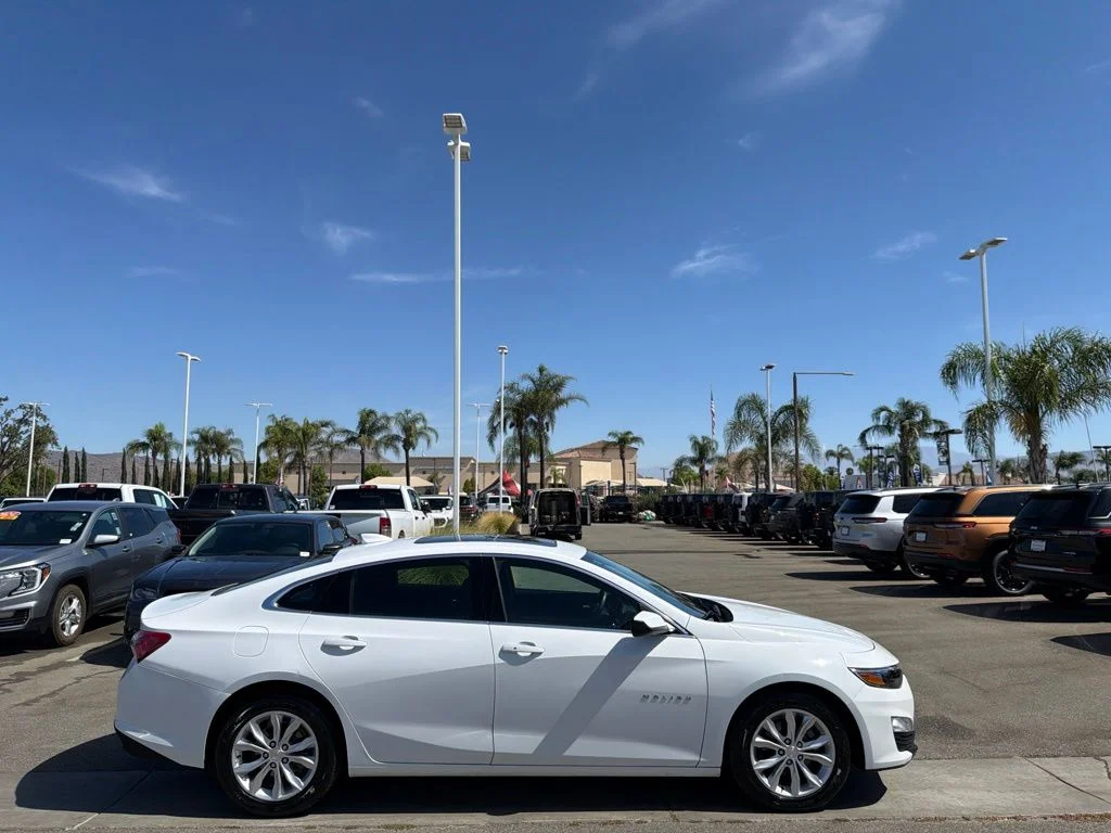 Used 2022 White Chevrolet LT image 9