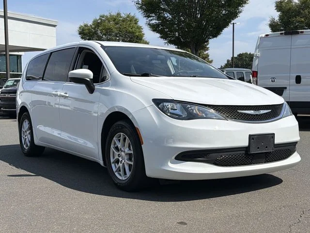 Used 2021 White Chrysler L image 14